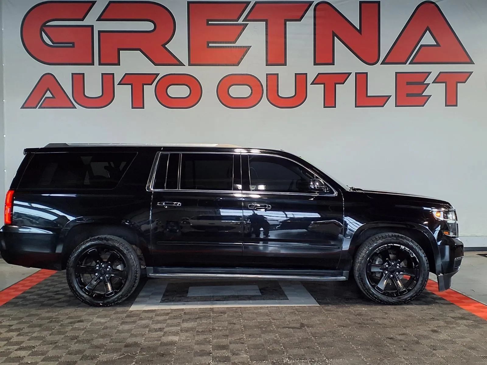 Used 2017 Chevrolet Suburban Premier w/ Max Trailering Package AWD/4WD image 1