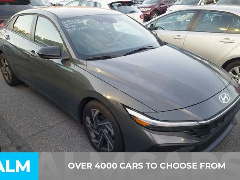 Used 2025 Hyundai Elantra Sport image 3