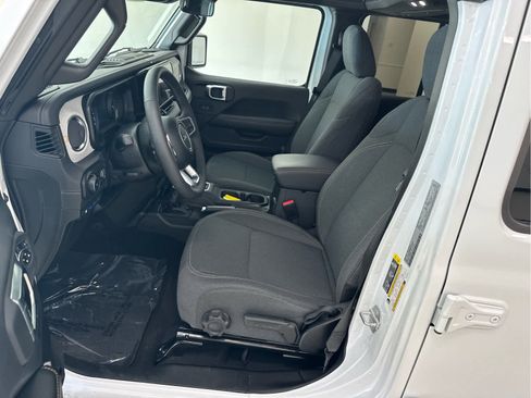 Used 2025 Jeep Wrangler Unlimited Sahara AWD/4WD image 11