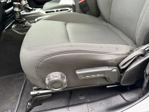 Used 2019 Jeep Wrangler Unlimited Sport S image 18