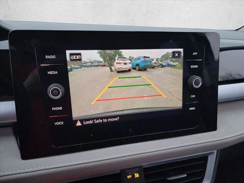 Used 2025 Volkswagen Taos SE w/ Panoramic Sunroof Package image 24