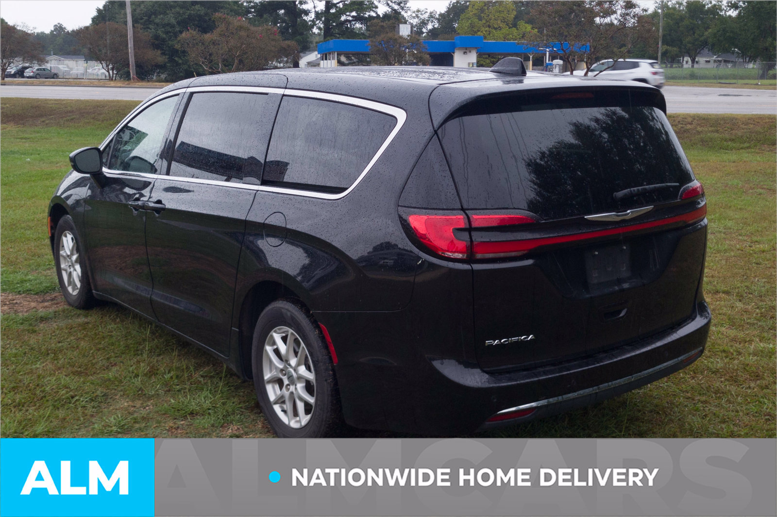 Used 2023 Chrysler Pacifica Touring-L FWD image 4