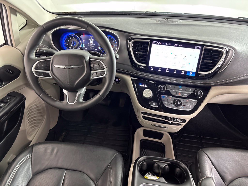 Used 2022 Chrysler Pacifica Touring-L AWD/4WD image 2