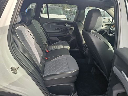 Used 2025 Volkswagen Tiguan SEL R-Line image 11