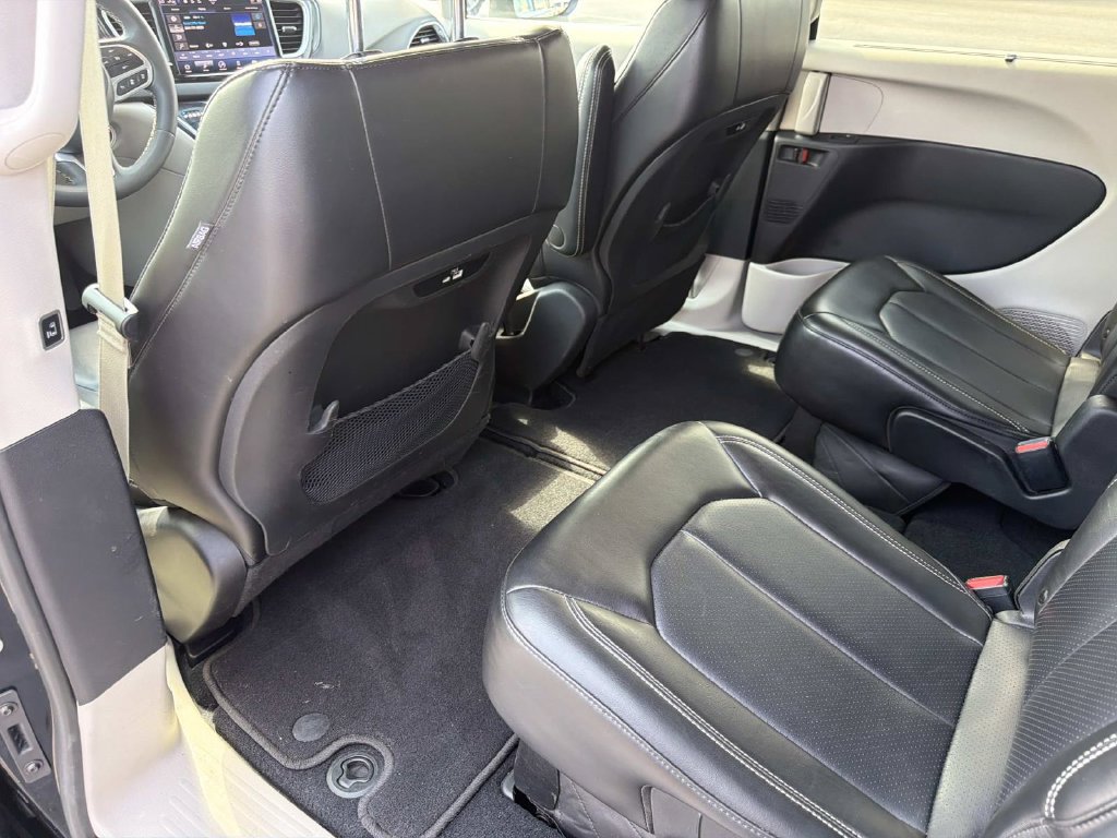 Used 2023 Chrysler Pacifica Touring-L FWD image 15