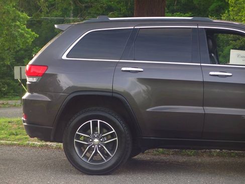 Used 2018 Jeep Grand Cherokee Limited AWD/4WD image 32