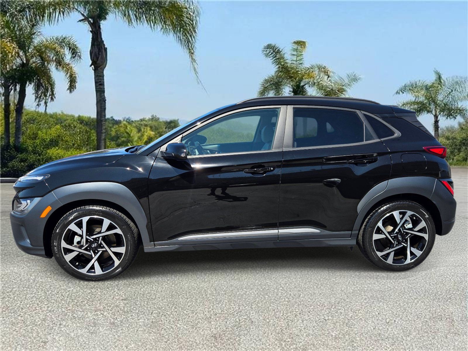 Used 2022 Hyundai Kona Limited FWD image 2