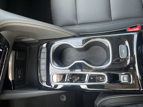 Used 2023 Buick Envision Essence image 29