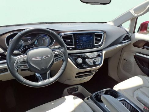 Used 2017 Chrysler Pacifica Touring-L Plus FWD image 4
