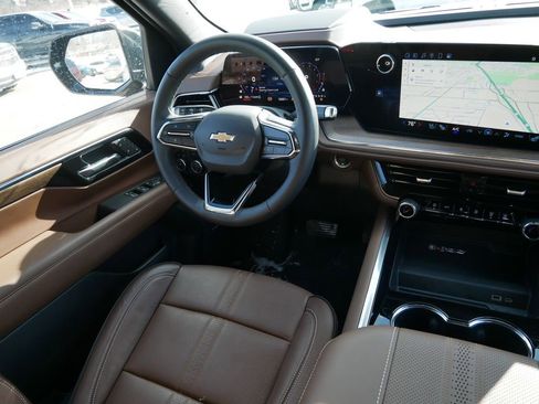 Certified 2025 Chevrolet Suburban High Country AWD/4WD image 9