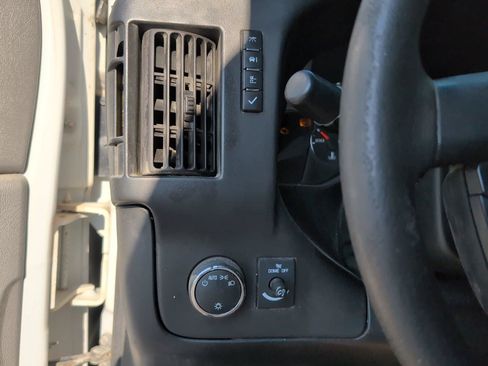 Used 2017 Chevrolet Express 2500 RWD image 24