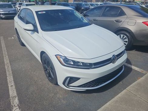 Used 2025 Volkswagen Jetta SE image 3