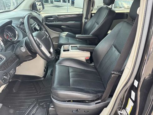 Used 2014 Chrysler Town & Country Touring FWD image 9