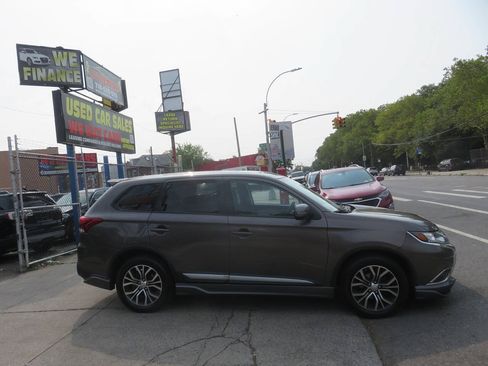 Used 2016 Mitsubishi Outlander SE AWD/4WD image 9