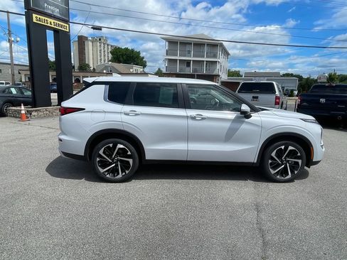 Used 2023 Mitsubishi Outlander SE AWD/4WD image 4