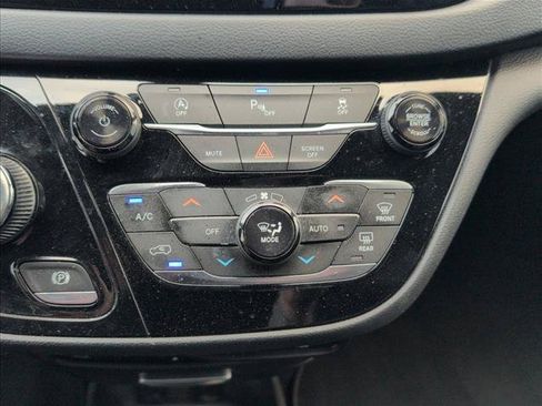 Used 2018 Chrysler Pacifica Touring-L Plus FWD image 21