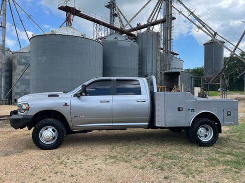 Used 2021 RAM 3500 Big Horn w/ Night Edition AWD/4WD image 3