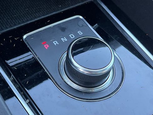 Used 2019 Jaguar F-PACE image 25