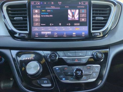 Used 2025 Chrysler Pacifica Select image 14