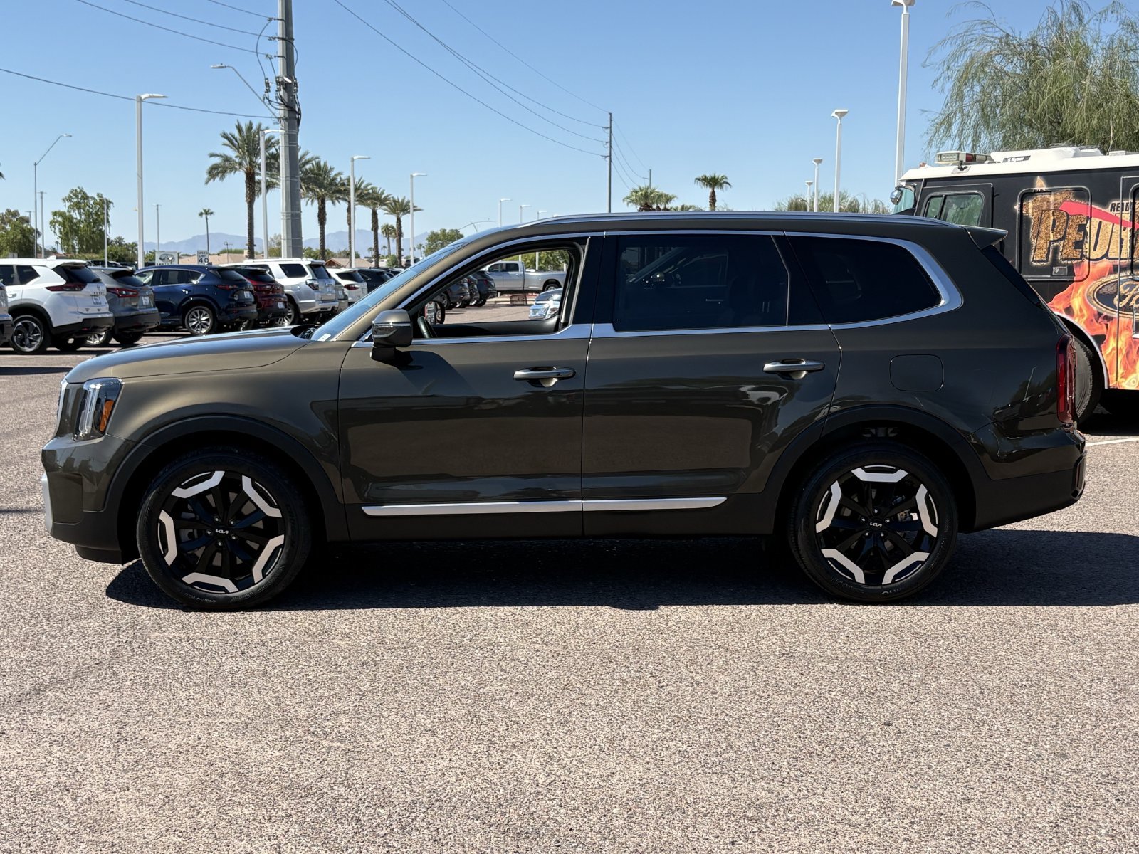 Used 2025 Kia Telluride S FWD image 19