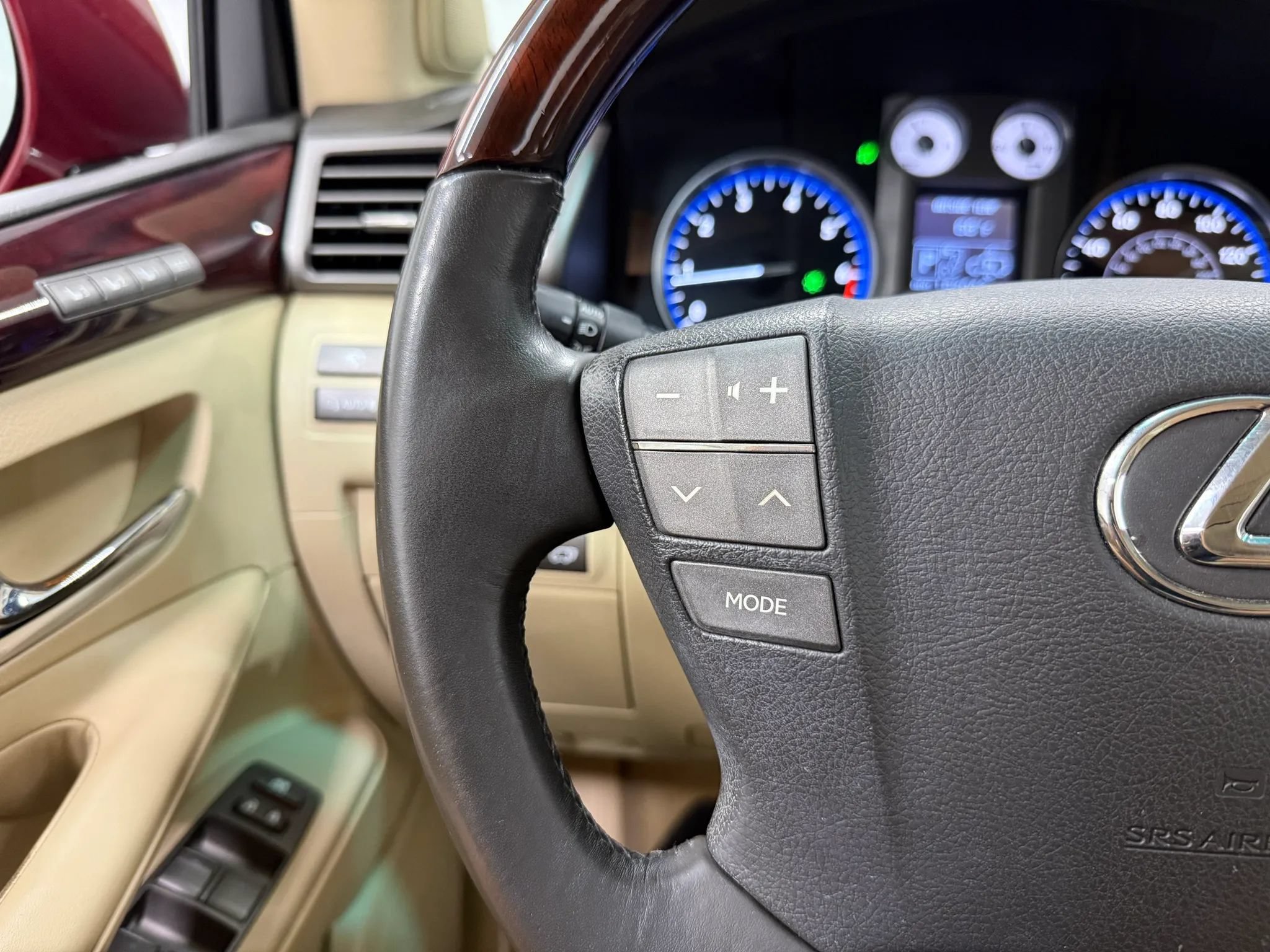 Used 2010 Lexus LX 570 4WD w/ Luxury Pkg image 34