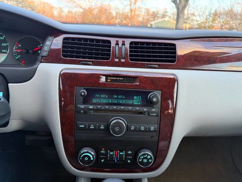 Used 2009 Chevrolet Impala LT w/ Luxury Edition Package image 15