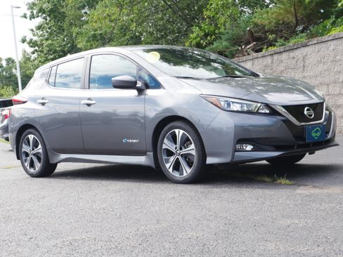 Used 2018 Nissan Leaf SV w/ SV Technology Package FWD image 9