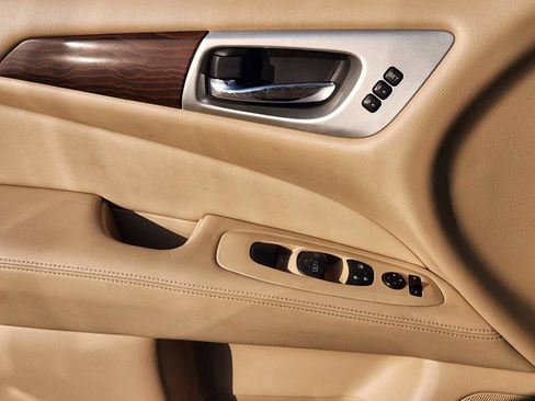 Used 2020 Nissan Pathfinder Platinum image 23