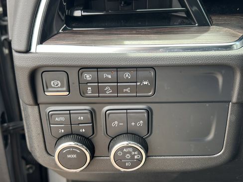 Used 2025 Chevrolet Suburban Z71 AWD/4WD image 15