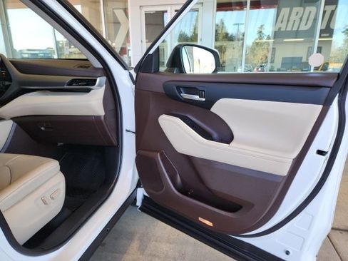 Certified 2021 Toyota Highlander XLE image 29