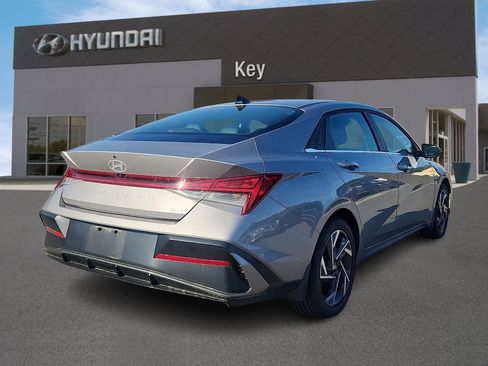 Certified 2025 Hyundai Elantra Limited FWD image 4