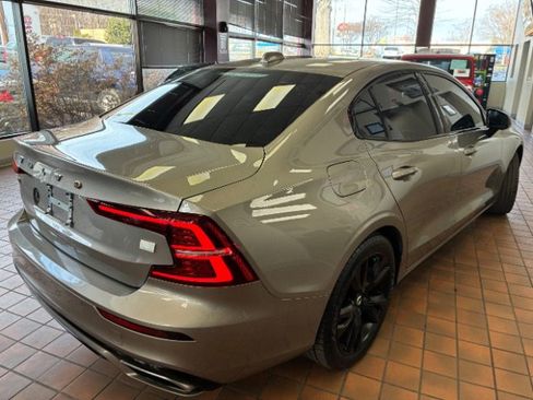 Used 2021 Volvo S60 T8 R-Design Expression image 10