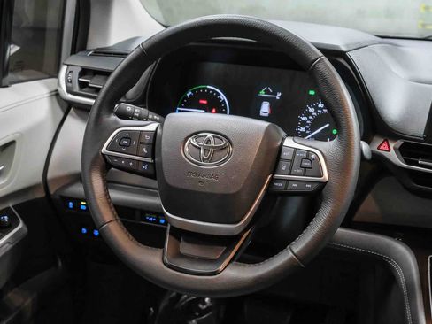 Used 2021 Toyota Sienna XLE FWD image 17