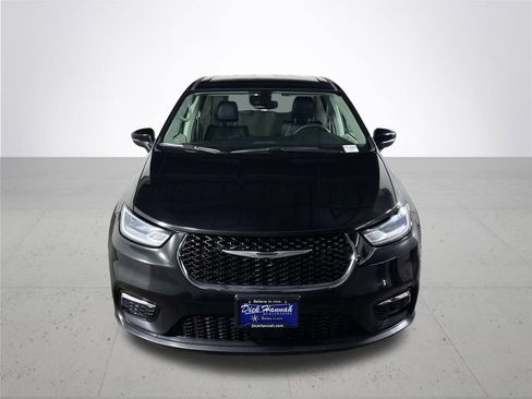 Used 2023 Chrysler Pacifica Touring-L image 3