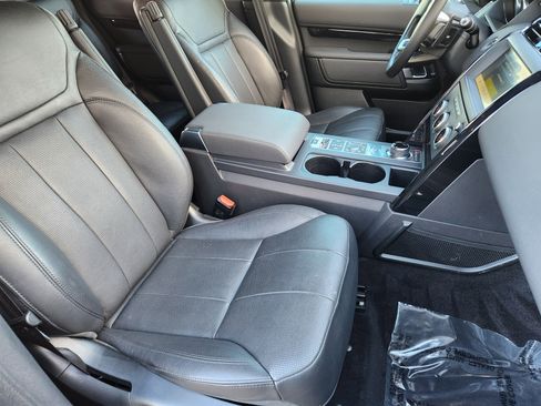 Used 2019 Land Rover Discovery SE image 13