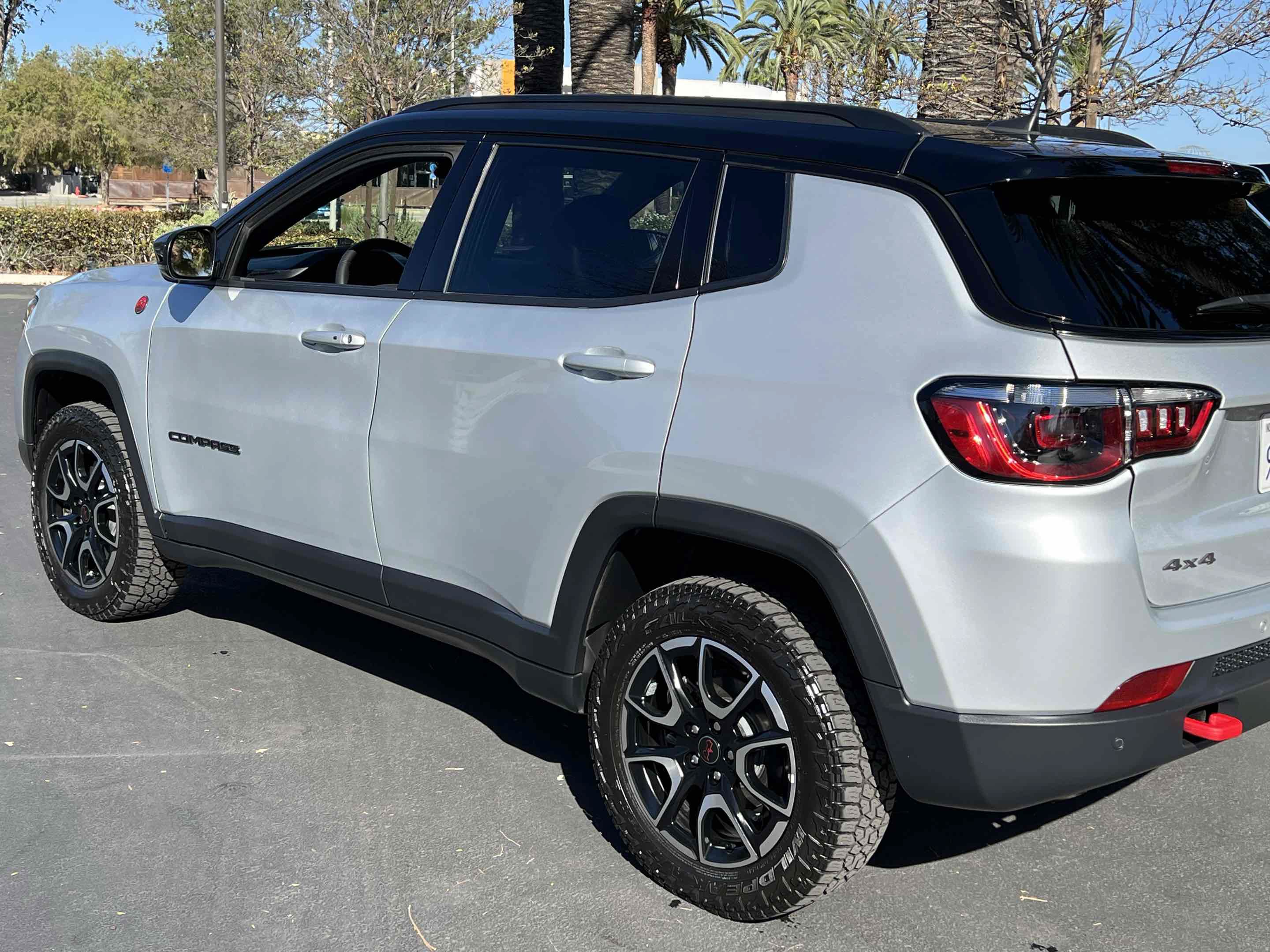 Used 2025 Jeep Compass Trailhawk AWD/4WD image 41