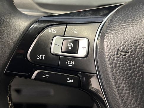 Used 2021 Volkswagen Tiguan SE image 20