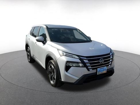 Used 2025 Nissan Rogue SV image 3