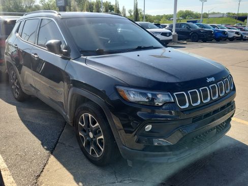 Used 2022 Jeep Compass Latitude FWD image 3