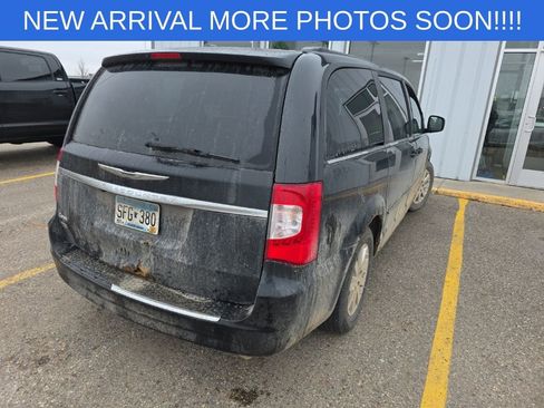 Used 2014 Chrysler Town & Country Touring image 8