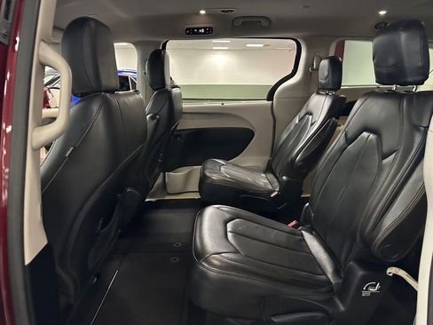 Used 2020 Chrysler Pacifica Touring-L FWD image 24