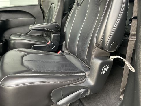 Used 2023 Chrysler Pacifica Touring-L w/ S Appearance Package image 26