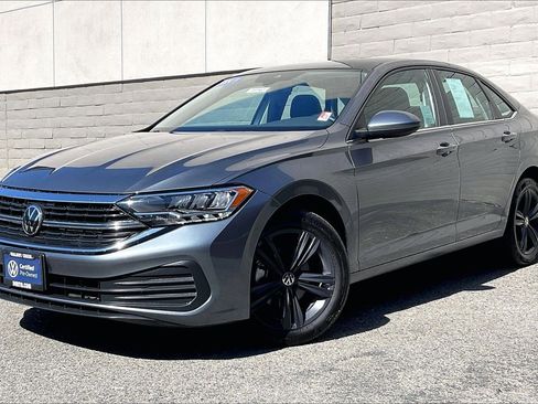 Certified 2024 Volkswagen Jetta SE w/ Panoramic Sunroof Package image 12