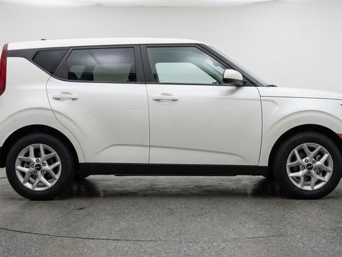 Used 2025 Kia Soul LX w/ LX Technology Package FWD image 11