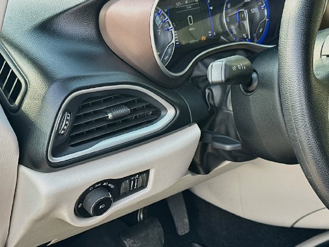 Used 2019 Chrysler Pacifica Touring Plus w/ Tire & Wheel Group FWD image 10
