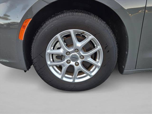 Used 2021 Chrysler Pacifica Touring-L FWD image 9