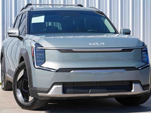 Used 2024 Kia EV9 Wind image 2