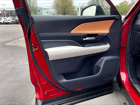 Used 2024 Toyota Grand Highlander Limited image 9