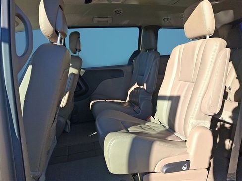 Used 2015 Chrysler Town & Country Touring image 7