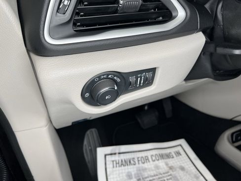 Used 2024 Chrysler Pacifica Touring-L image 15